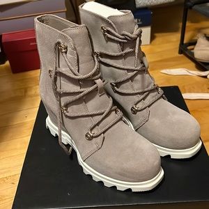 Sorrels Joan of arc wedge lace bootie! Brand new! Taupe color